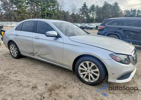 2017 Mercedes-Benz E 300 4Matic z USA, uszkodzony, nr VIN WDDZF4KBXHA215313